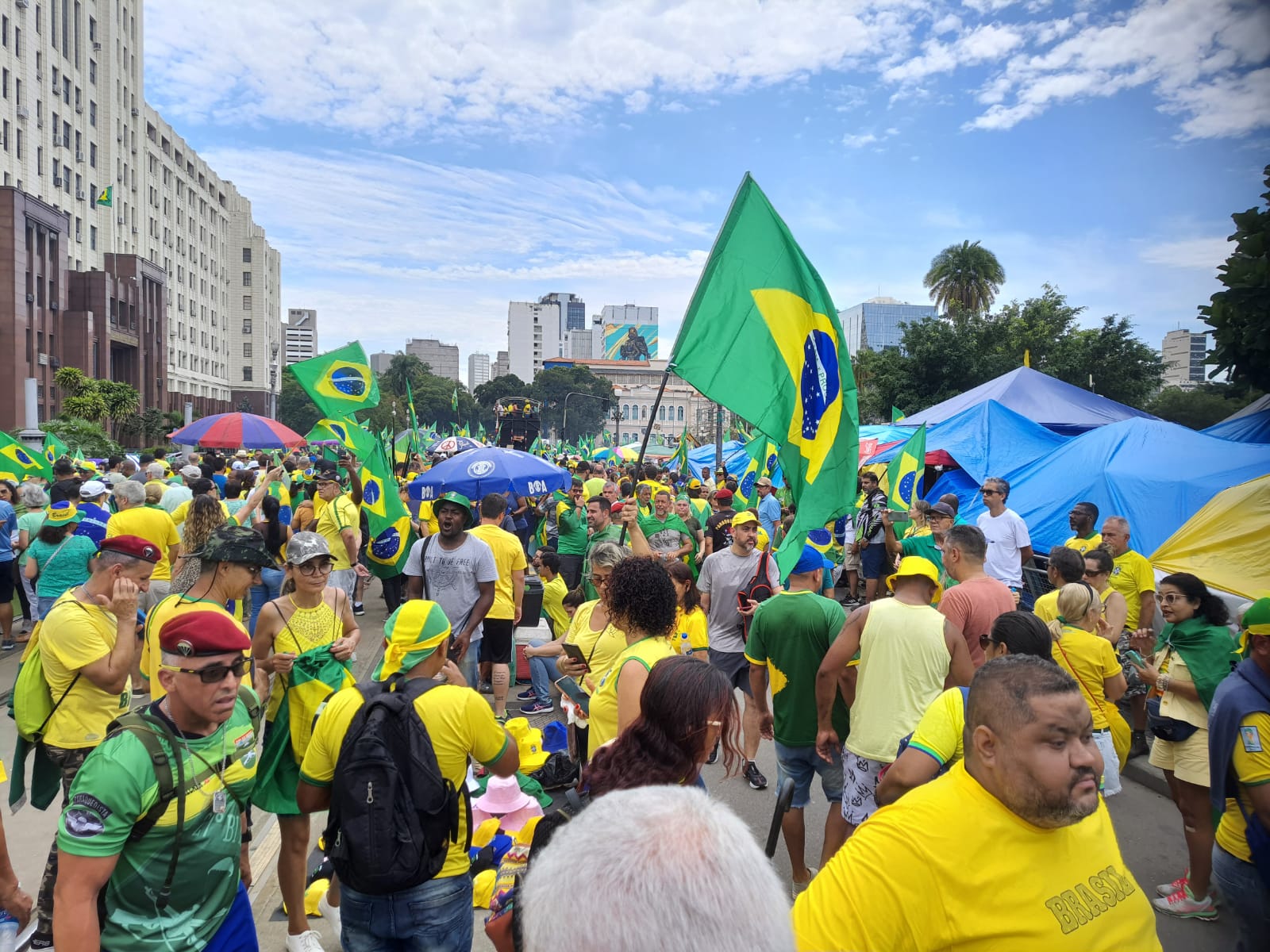 Bolsonaristas realizam manifestação no Centro durante feriado