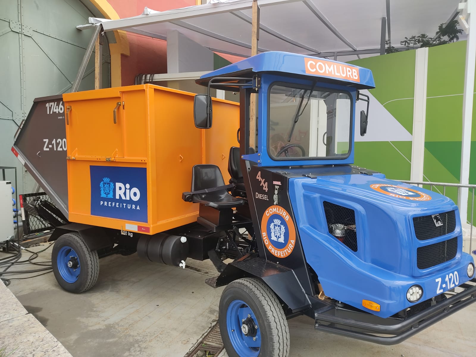 Prefeitura entrega trator para coleta de lixo no Jacarezinho