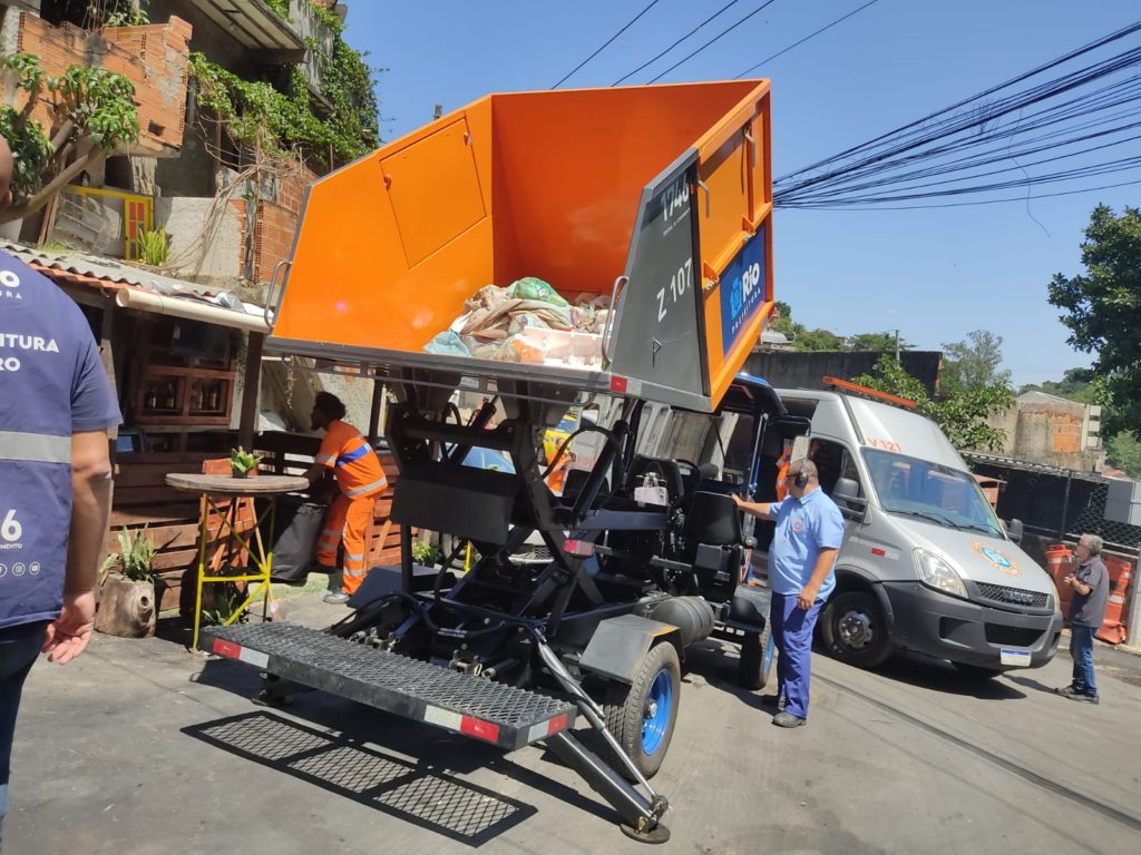 Prefeitura entrega trator para coleta de lixo no Jacarezinho