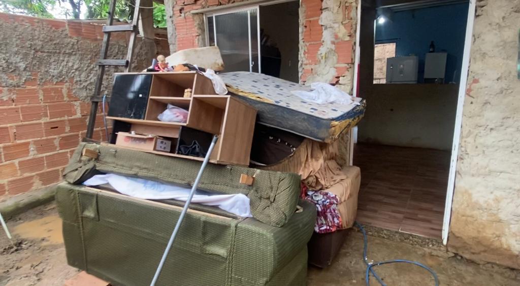 Moradores de Nova Iguaçu contabilizam prejuízo após rompimento de adutora da Cedae