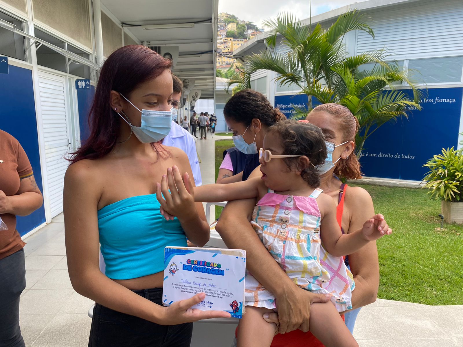 Tauane Ramos com a pequena Milena, de 2 anos, que sofre de paralisia cerebral e deficiência auditiva