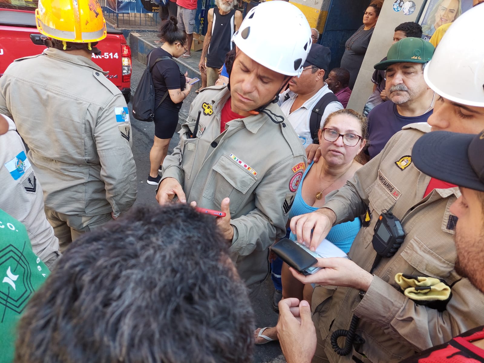Confira o trabalho dos Bombeiros do Rio no prédio que desmoronou nesta quinta, na Rocinha (Foto: Divulgação)