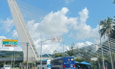 Avenida das Américas na altura do Largo da Barra da Tijuca. Ao fundo a ponte estaiada do Metrô