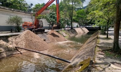 Limpeza do canal General Garzon, na Lagoa