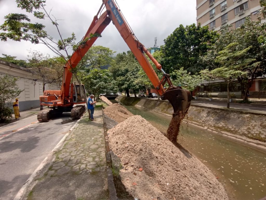 Limpeza do canal General Garzon, na Lagoa