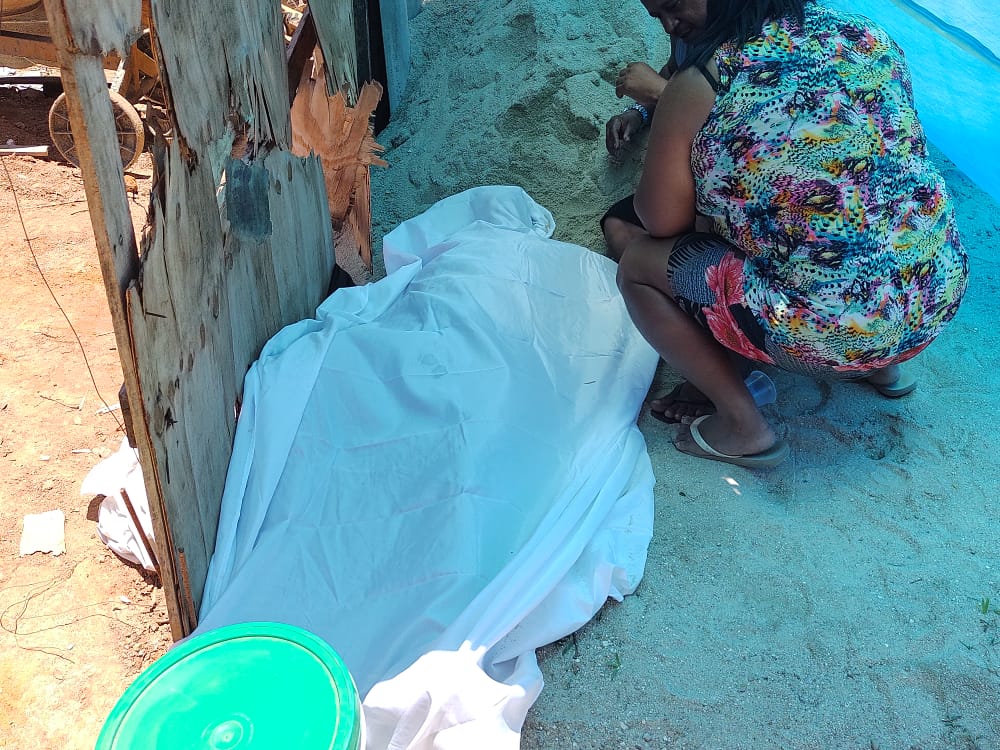 Familiares de pedreiro morto em Japeri aguarda liberação do corpo no IML