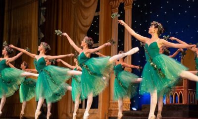 Flash mob de Natal com participação de papai Noel marca a abertura de celebrações de fim de ano no metrô
