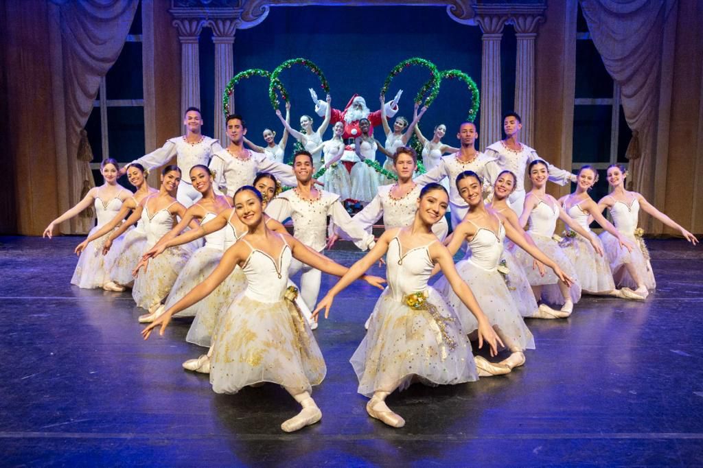 Flash mob de Natal com participação de papai Noel marca a abertura de celebrações de fim de ano no metrô