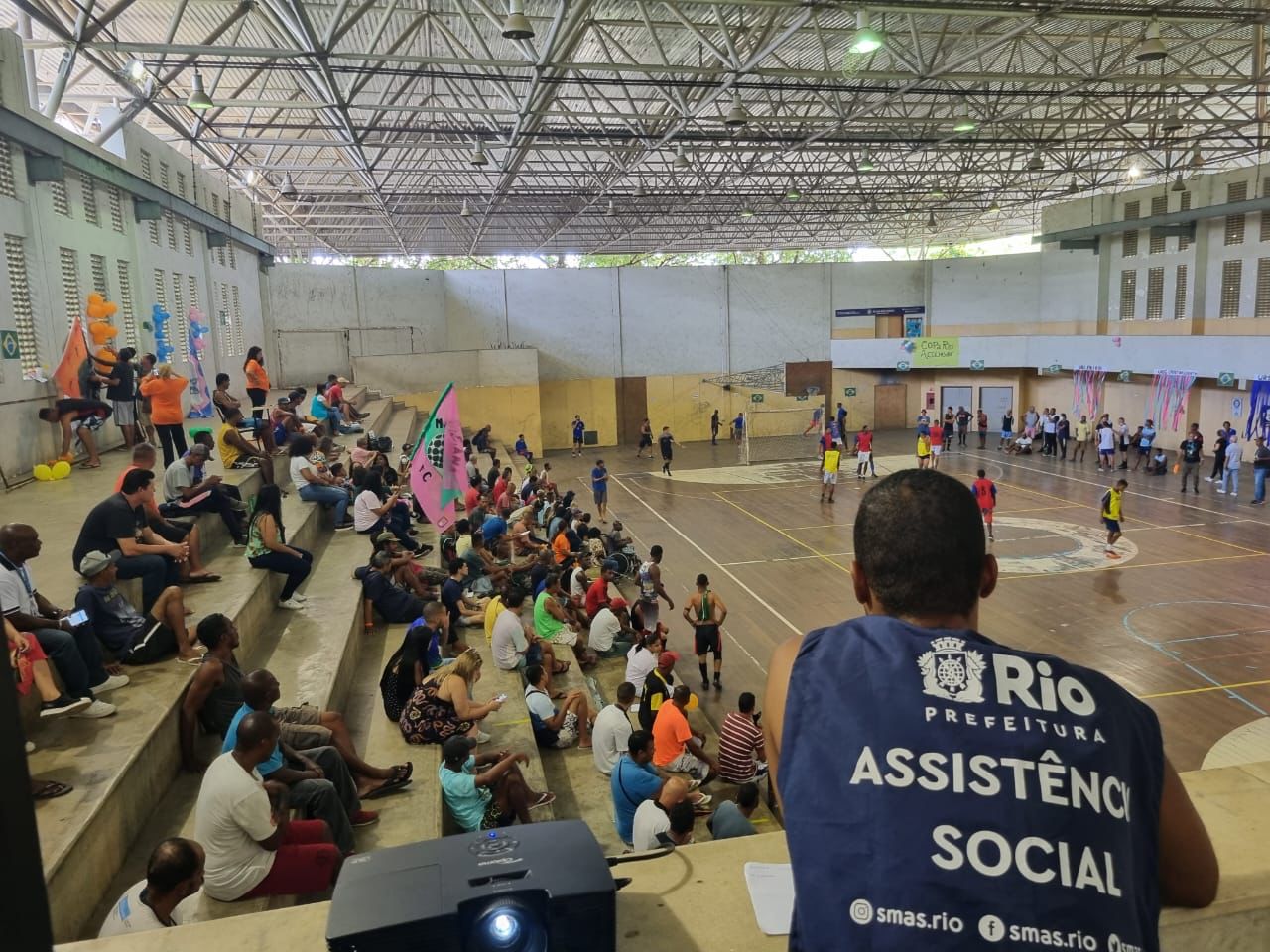 Acolhidos entram em campo para bater um bolão na 1ª Copa dos Abrigos