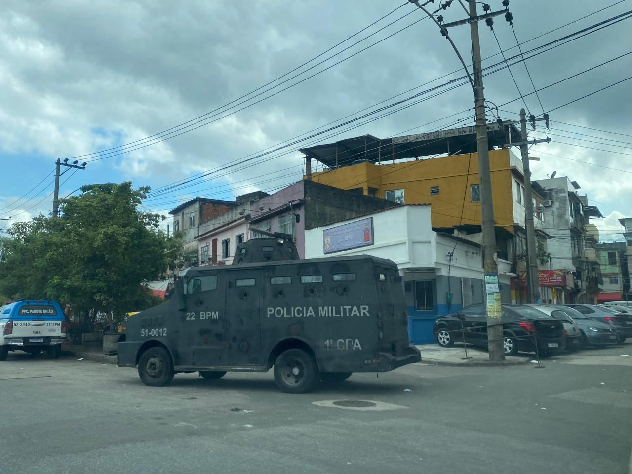 Dois criminosos ficam feridos em confronto com a PM na Maré