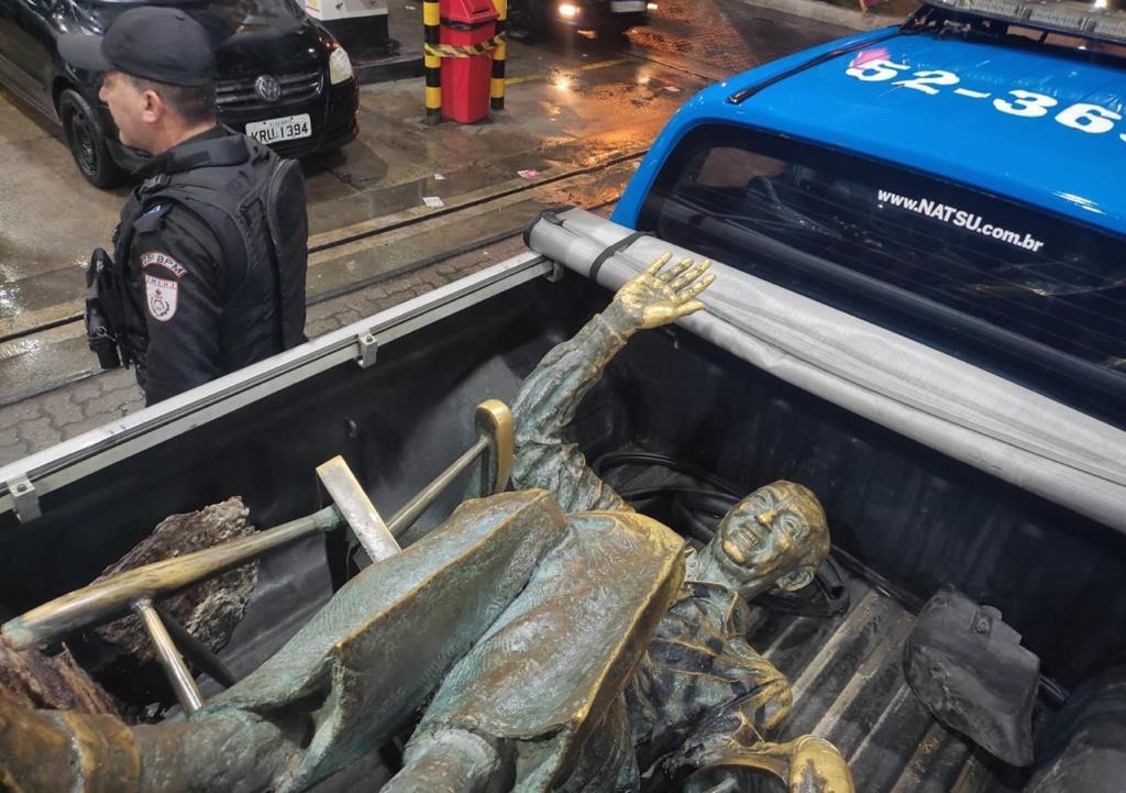Polícia localiza estátua do ex-presidente Juscelino Kubitschek em Búzios