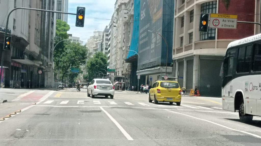 [FOTOS] Trabalhadores começam a deixar Centro do Rio para acompanhar jogo do Brasil na Copa do Mundo 