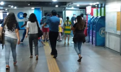 [FOTOS] Trabalhadores começam a deixar Centro do Rio para acompanhar jogo do Brasil na Copa do Mundo