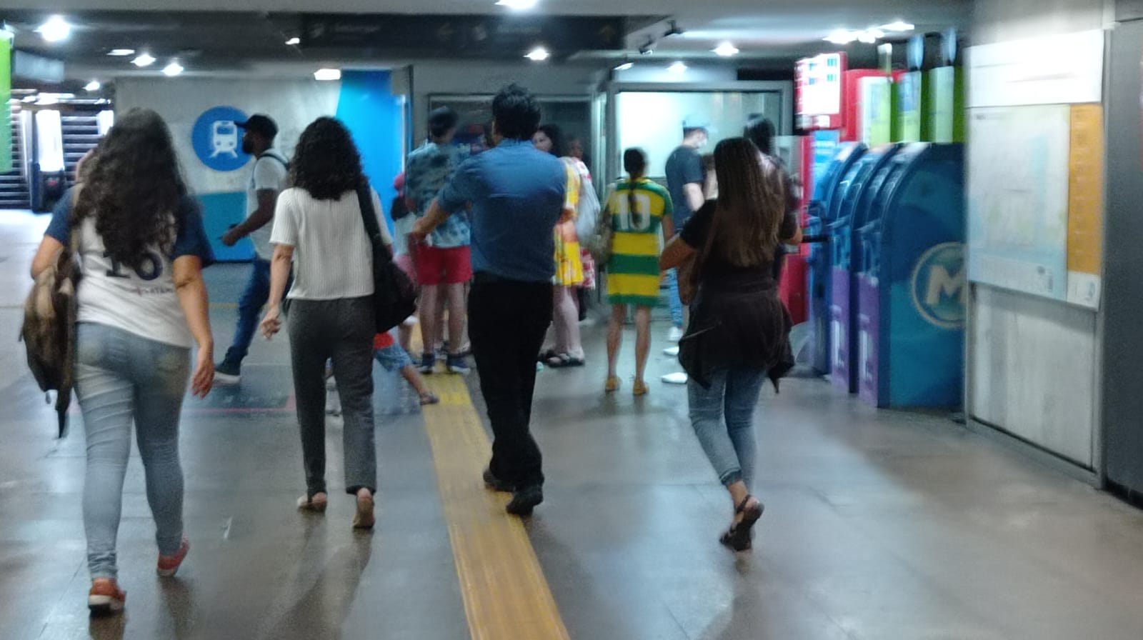 [FOTOS] Trabalhadores começam a deixar Centro do Rio para acompanhar jogo do Brasil na Copa do Mundo