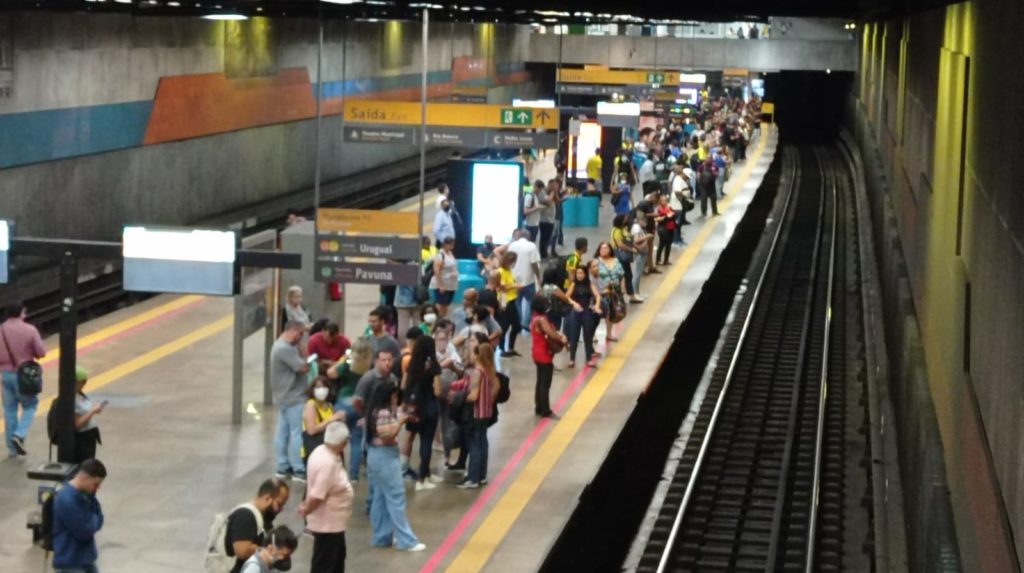 [FOTOS] Trabalhadores começam a deixar Centro do Rio para acompanhar jogo do Brasil na Copa do Mundo 