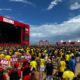 [FOTOS E VÍDEOS] Torcedores assistem jogo do Brasil e Suíça em Copacabana