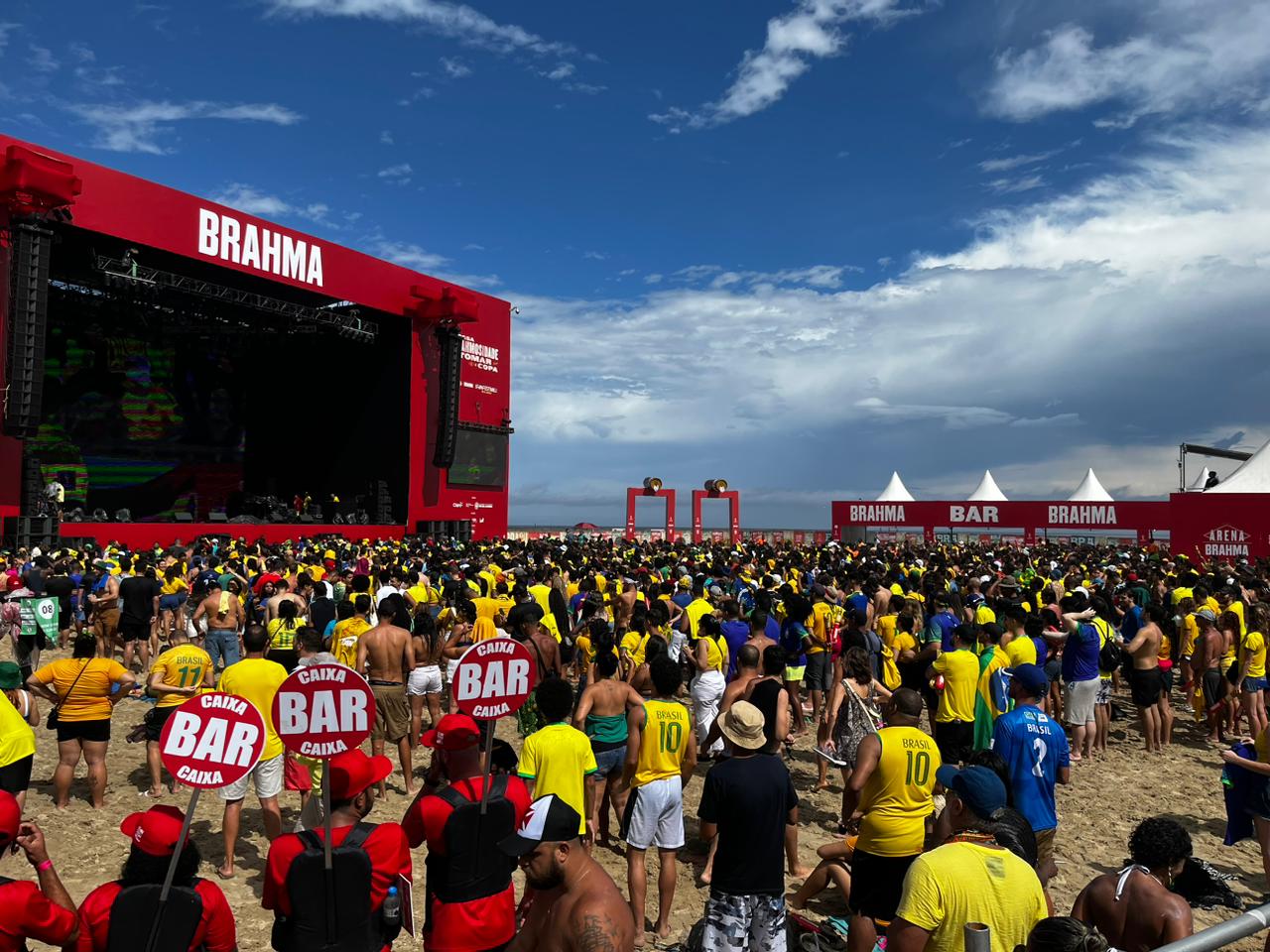 [FOTOS E VÍDEOS] Torcedores assistem jogo do Brasil e Suíça em Copacabana