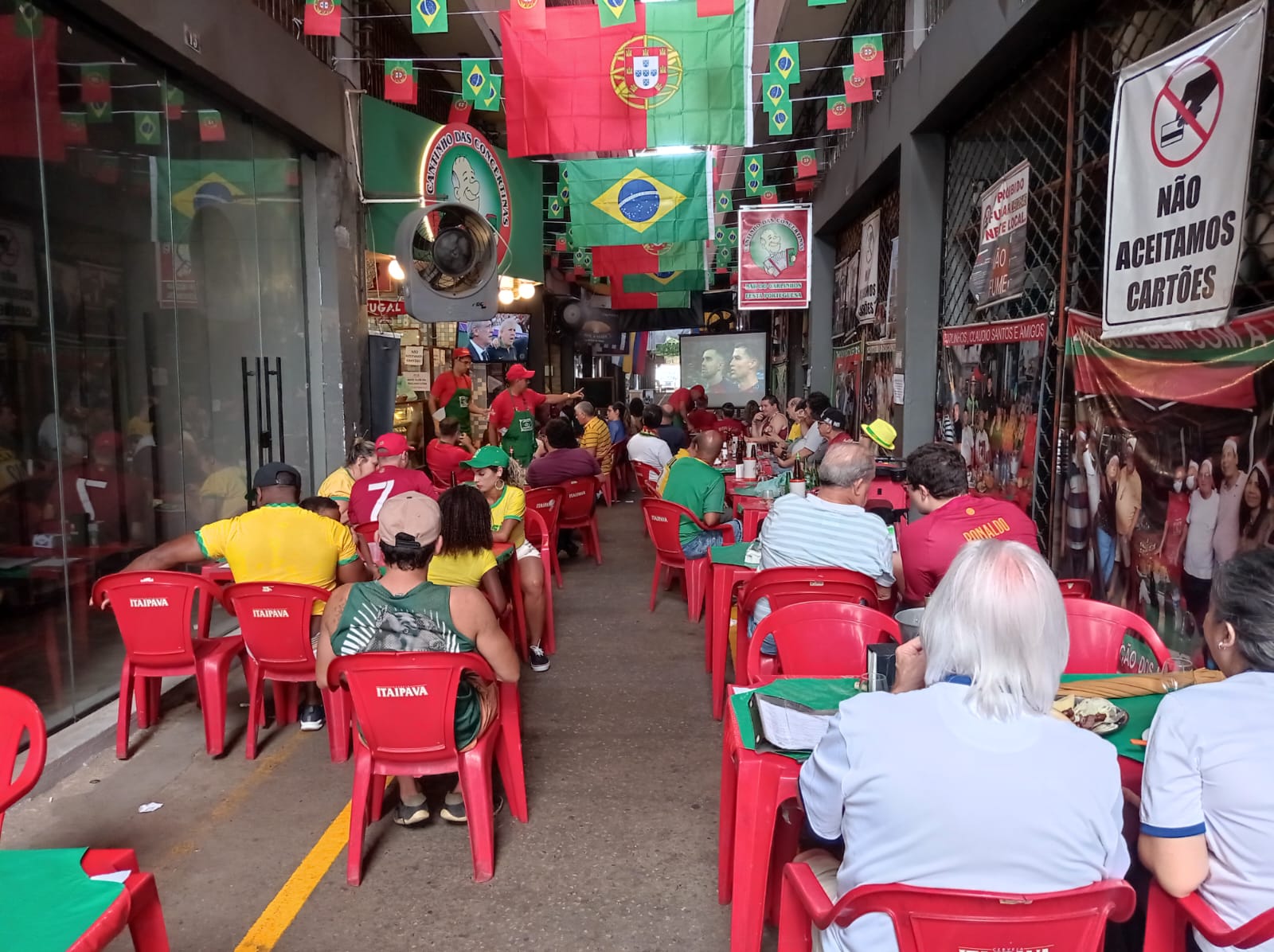 Torcedores portugueses agitam o Mercado Municipal do Rio durante jogo da Copa
