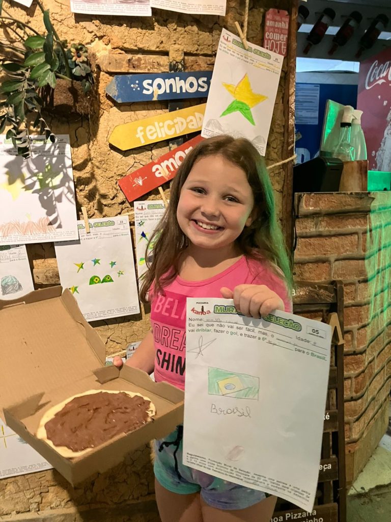 Pizzaria oferece brotinho doce para crianças que acertarem quem vai ser o craque da Seleção Brasileira na Copa do Mundo