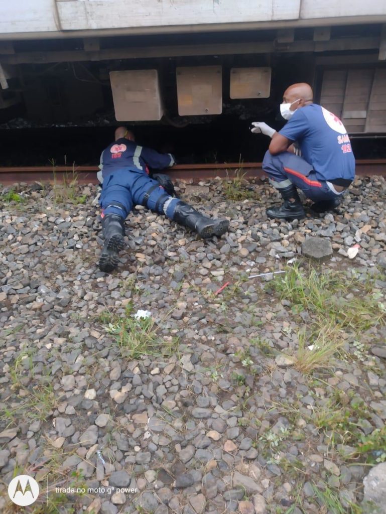 Bombeiros tentam localizar corpo de homem que invadiu via férrea para furtar cabos de energia