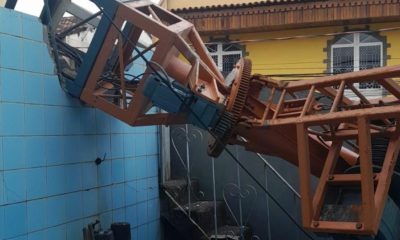 Guindaste cai e atinge casa na Baixada Fluminense