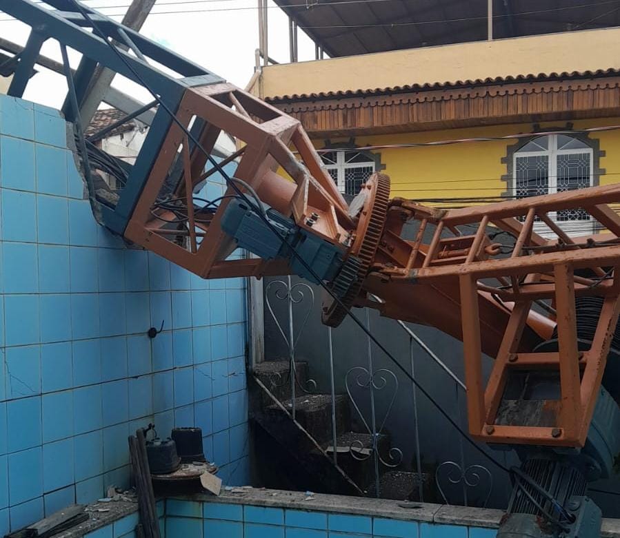 Guindaste cai e atinge casa na Baixada Fluminense