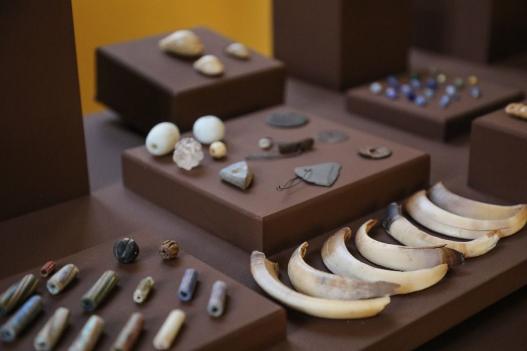 Museu da História e da Cultura Afro-Brasileira recebe mostra inédita com 180 achados arqueológicos de obras do Porto