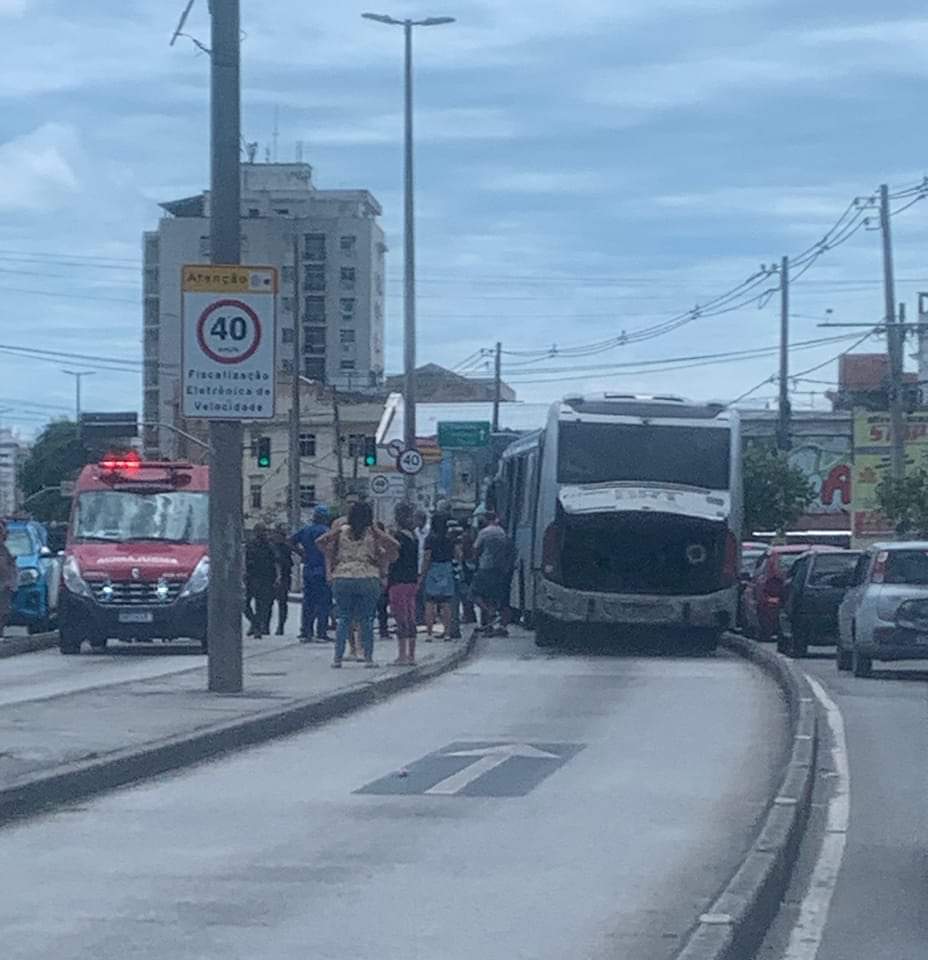 Idoso é atropelado por BRT em Vaz Lobo, na Zona Norte do Rio