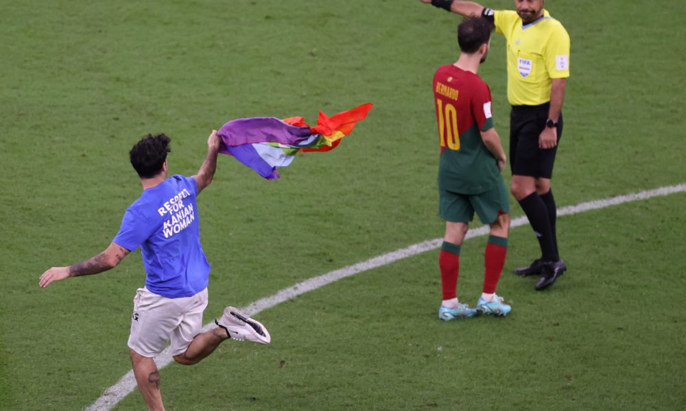 Homem que invadiu campo durante jogo no Catar também entrou no gramado na Copa do Brasil, em Homem que invadiu campo durante jogo no Catar também entrou no gramado na Copa do Brasil, em