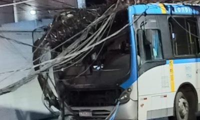 Ônibus bate em poste na Estrada do Gabinal