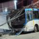 Ônibus bate em poste na Estrada do Gabinal