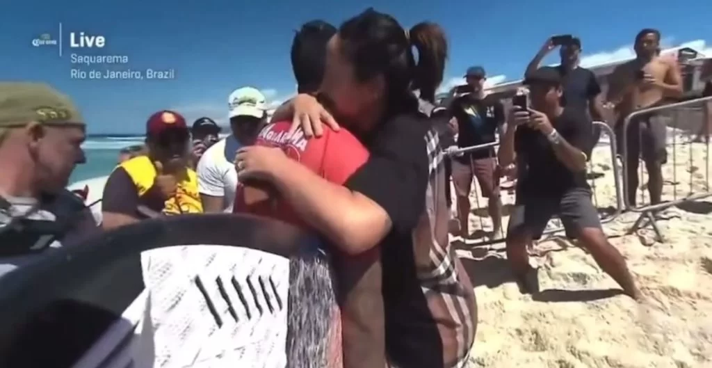 Gabriel Medina abraça a mãe após se classificar para as quartas de final da competição Challenger em Saquarema