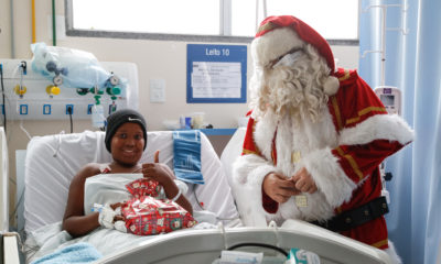 Papai Noel leva magia do natal a pacientes do Souza Aguiar, no Centro do Rio