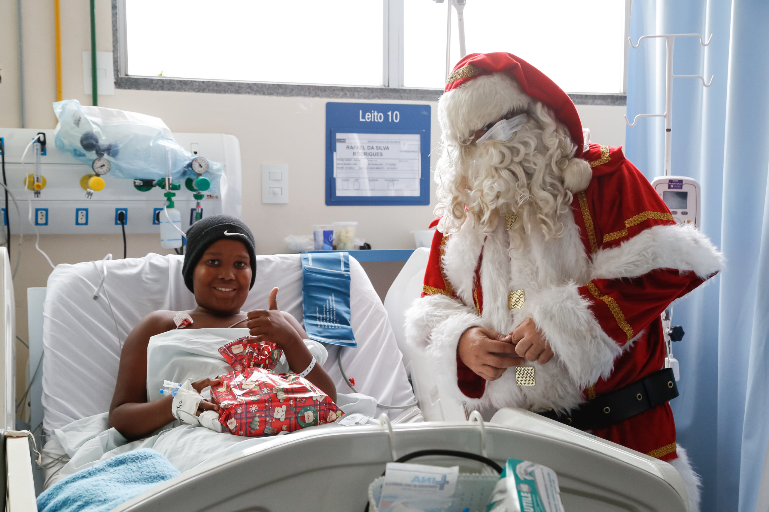 Papai Noel leva magia do natal a pacientes do Souza Aguiar, no Centro do Rio