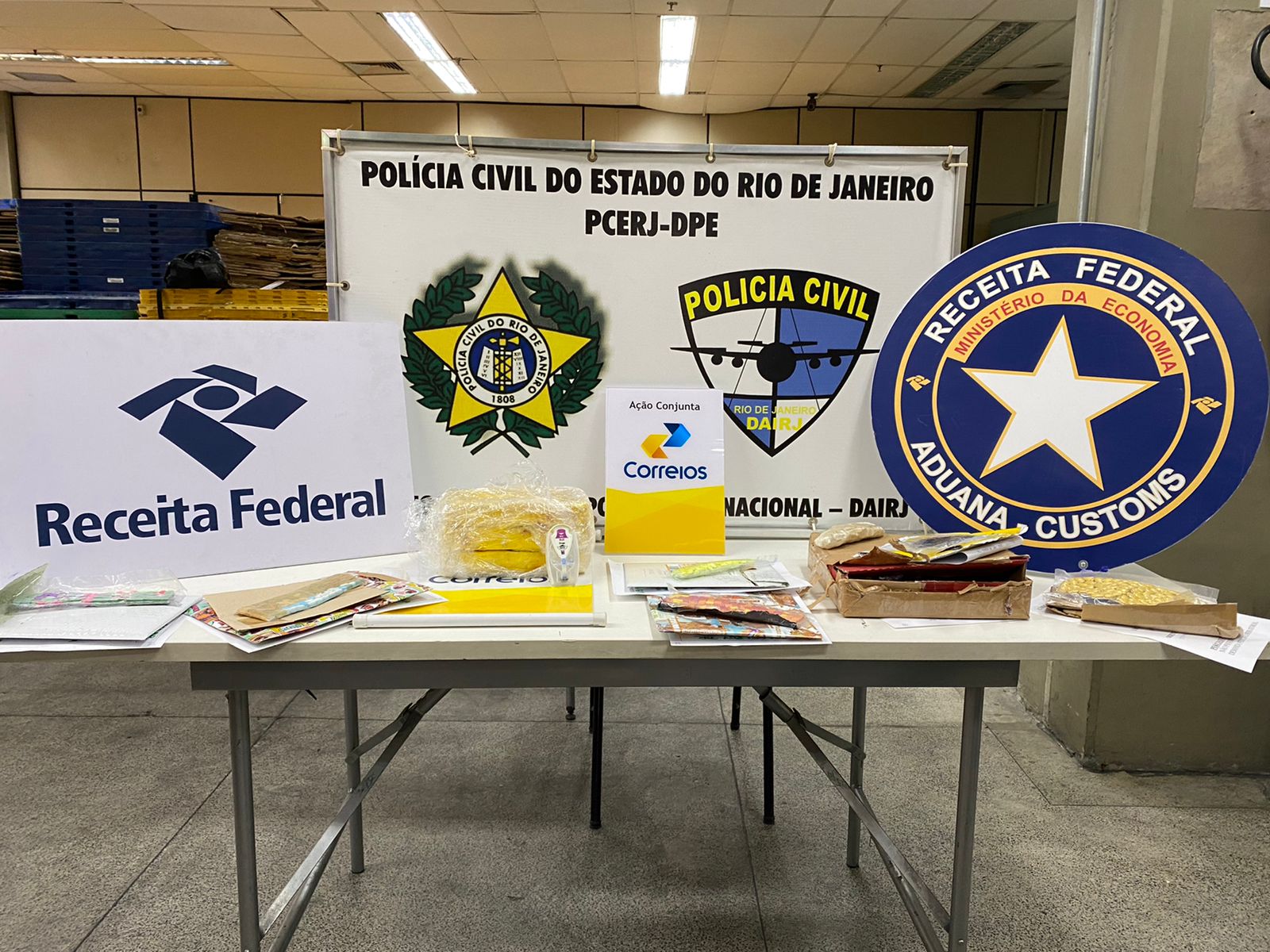 Receita Federal e Polícia Civil apreendem drogas e cerca de R$ 10 mil em cédulas falsas no Aeroporto do Galeão
