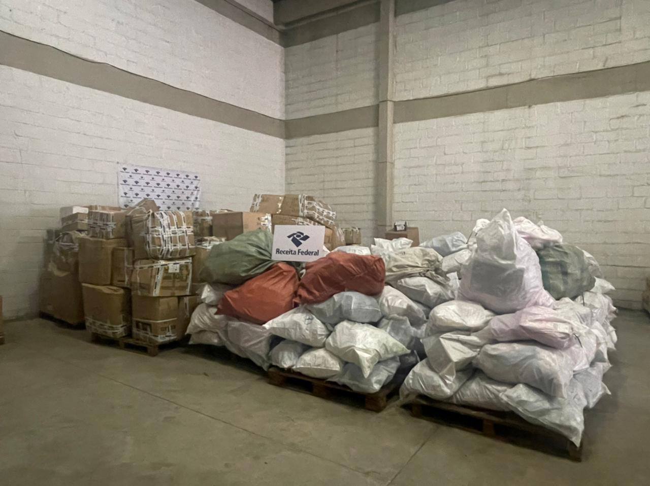 Receita Federal e Polícia Civil apreendem R$ 2,5 milhões em mercadorias piratas no Centro do Rio