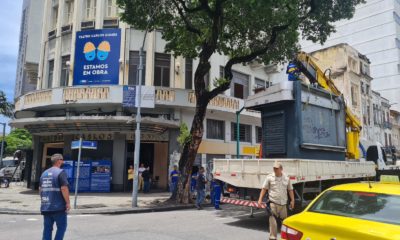 Banca de jornal ilegal é retirada do Centro do Rio
