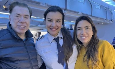 Silvio Santos ao lado da filha e de uma comandante de avião