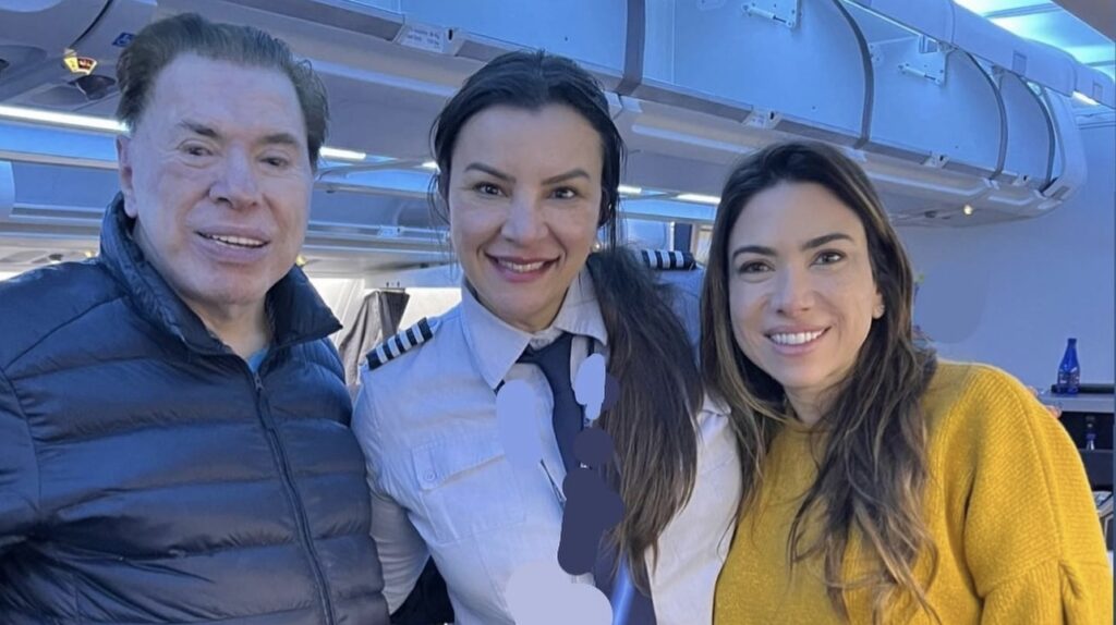 Silvio Santos ao lado da filha e de uma comandante de avião