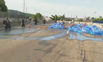 Caminhão de água mineral tomba e gera congestionamento na Av. do Contorno, em Niterói