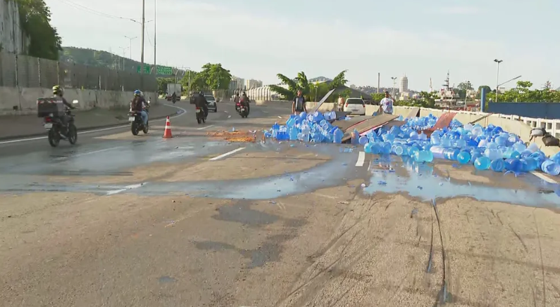 Caminhão de água mineral tomba e gera congestionamento na Av. do Contorno, em Niterói