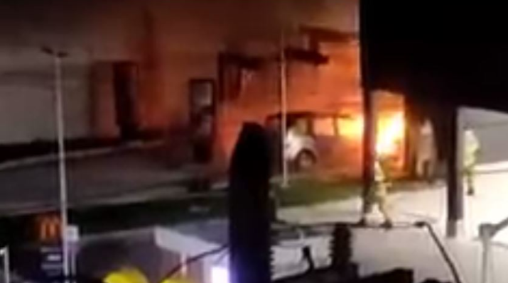 Incêndio atinge carro em Mc Donald's na Tijuca