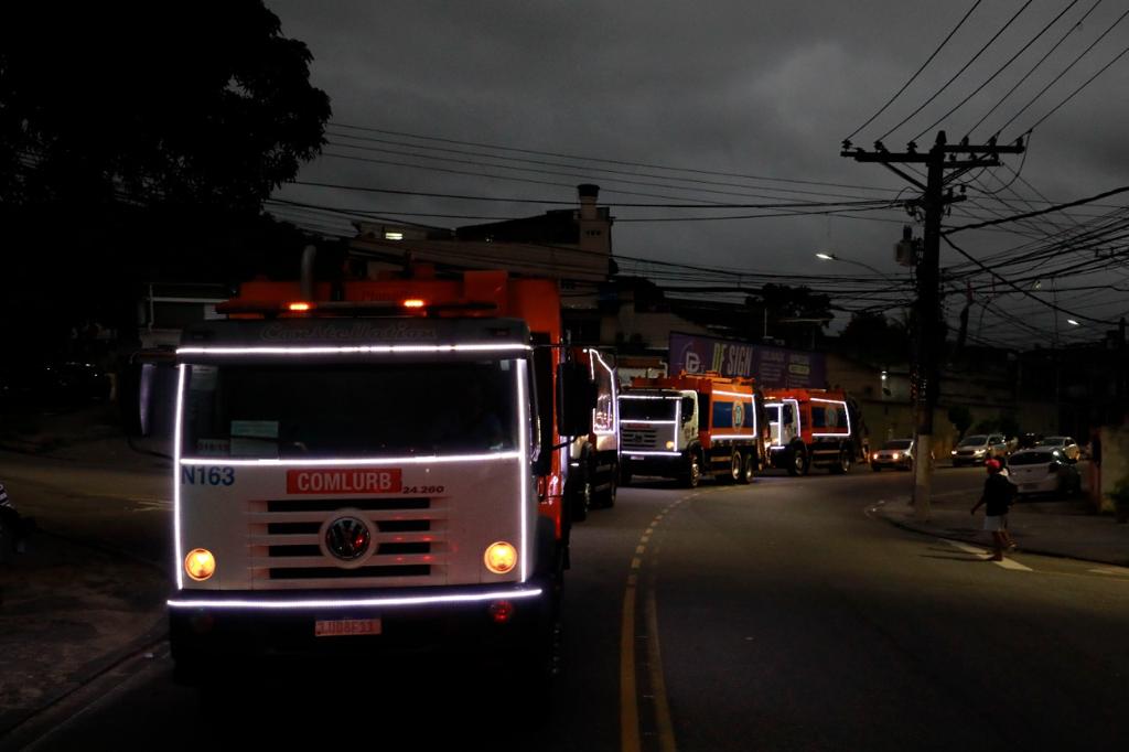 Comlurb homenageia cariocas com Parada de Natal com caminhões de coleta iluminados