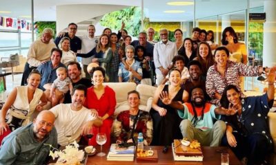 Murilo Benício e Cecília Malan posam juntos ao lado de outros famosos