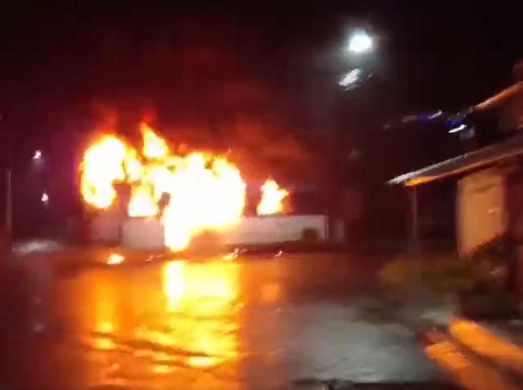 Ônibus é incendiado na Taquara