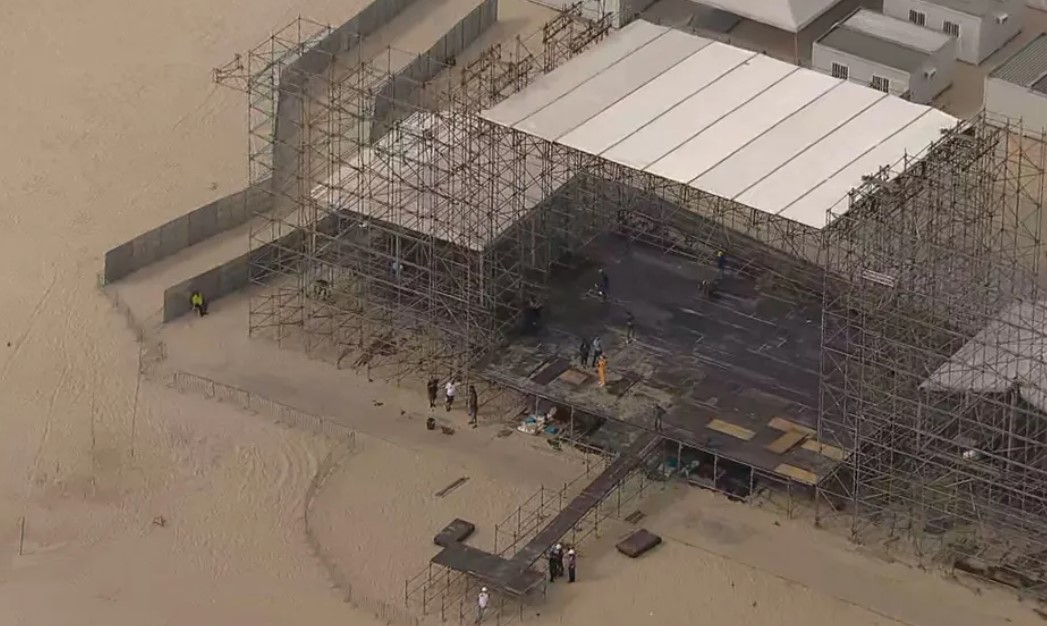 Palco do Réveillon de Copacabana sendo montado