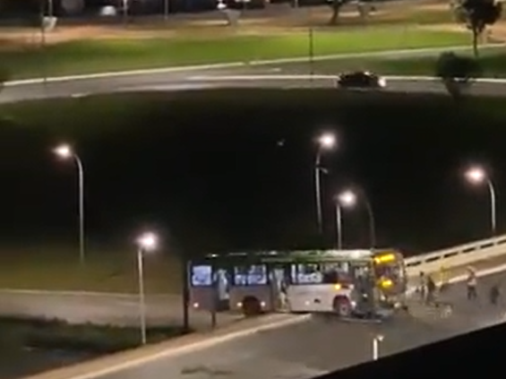 ÔNIBUS PENDURADO EM CIM ADE VIADUTO EM BRASÍLIA