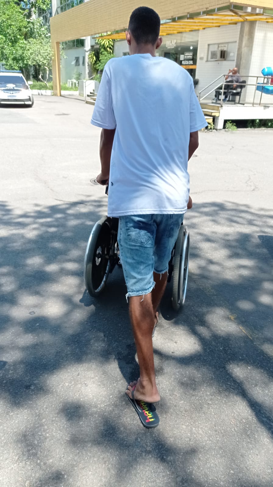 Cadeirante sofre para conseguir entrar em ônibus no Rio