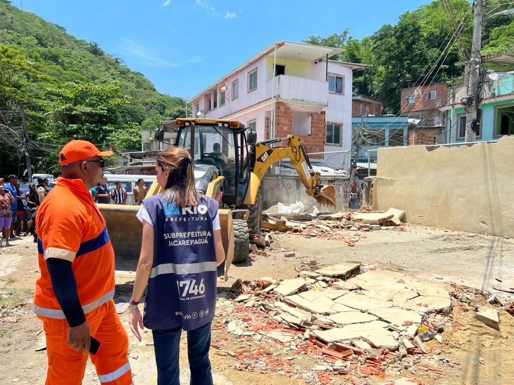 Prefeitura do Rio realiza demolição de construção irregular em Jacarepaguá