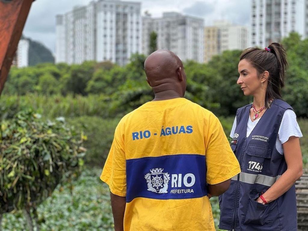 Subprefeita de Jacarepaguá, Talita Galhardo, durante a limpeza do Rio Pavuninha, em Curicica